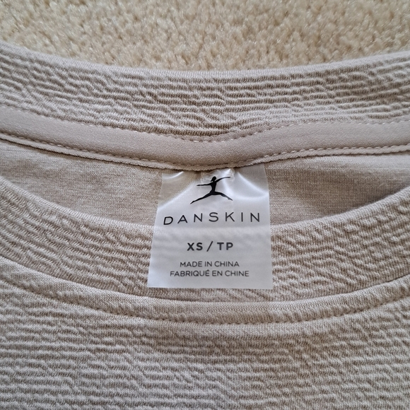 New! Danskin Cropped Crew Sweatshirt Beige Long Sleeved Women's XS Jacquard Top - Picture 12 of 16